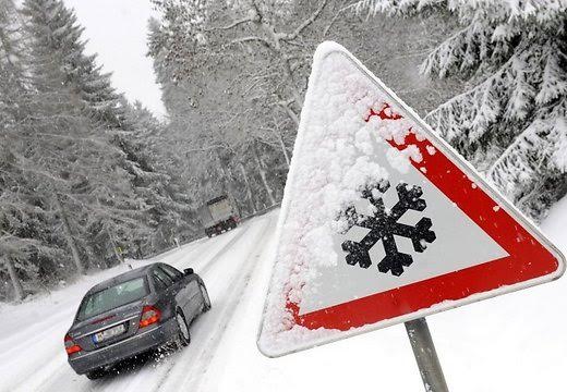  width=200 />Согласно прогнозам синоптиков, сегодня ожидается ухудшение погодных условий. В течение дня пройдет сильный снегопад. Высота снежного покрова в течение ближайших суток увеличится до 5-6 сантиметров. В связи со сложной обстановкой, напоминаем водителям транспортных средств, правила вождения при снегопаде.</p><p>Чтобы избежать аварии:</p><p>Не надейтесь на шипованную резину и АБС. На льду ошипованные колеса и вправду сокращают тормозной путь (примерно на 7%). Но на твердом асфальтовом и снежном покрытии шипы, наоборот, удлиняют торможение. АБС (антиблокировочная система) к тормозному пути также никакого отношения не имеет, она защищает машину от возможной блокировки тормозов и опрокидывания автомобиля, если вдруг водителю придется резко нажать на газ. Так что старайтесь ехать со скоростью 50 км/час. Это самая «надежная» скорость в такой ситуации.</p>